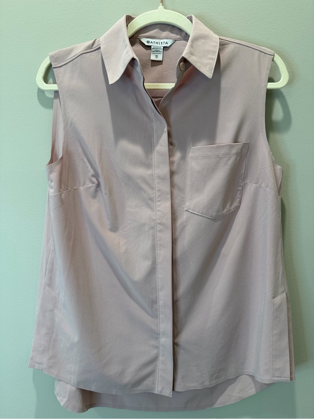 Athleta Sleeveless Button-Down Shell Top in Dusty Rose